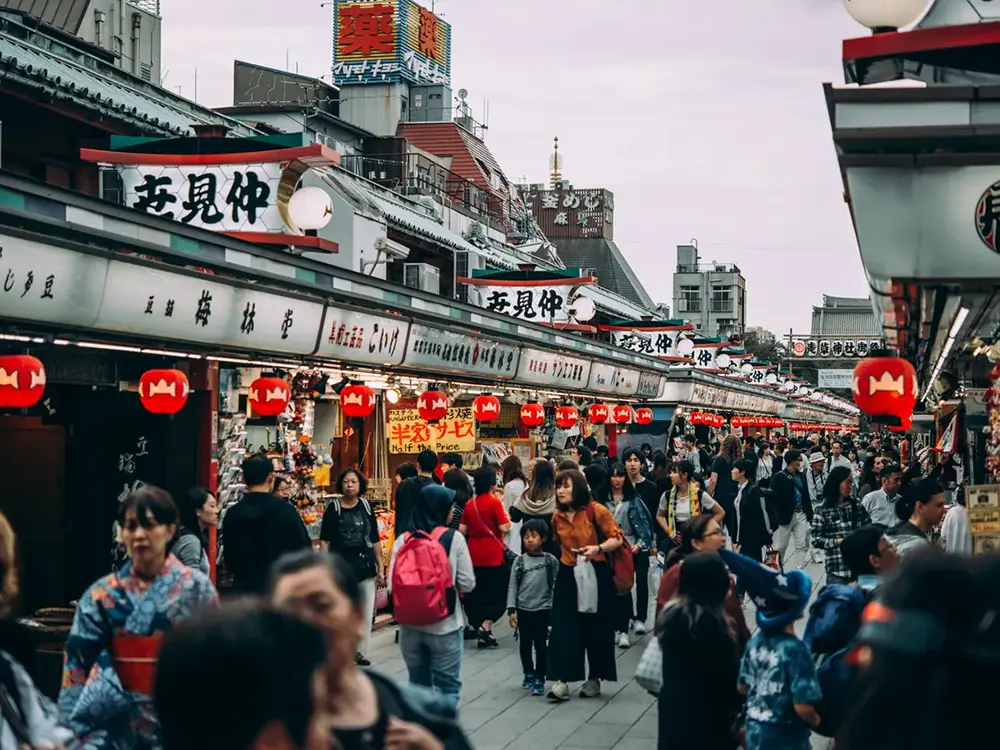 仲見世道りと行き交う人たちの画像