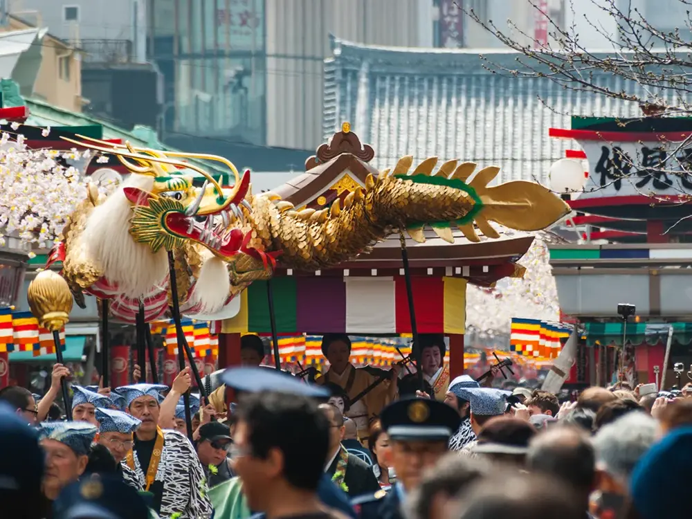 仲見世を練り歩く金龍の画像。