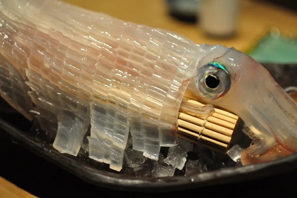 身が透明なイカの活作りの画像