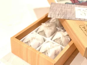 すやの栗きんとんが入る化粧箱の蓋を開けた画像