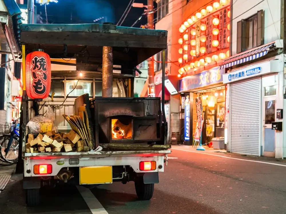 道をゆく石焼き芋屋のトラックの画像