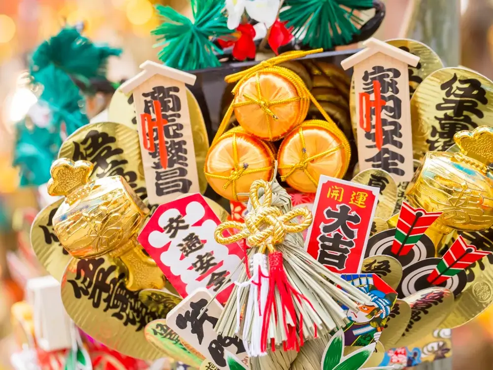 酉の市で売られている縁起熊手の画像