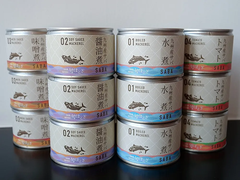 サバ缶12缶を積み上げて並べた画像