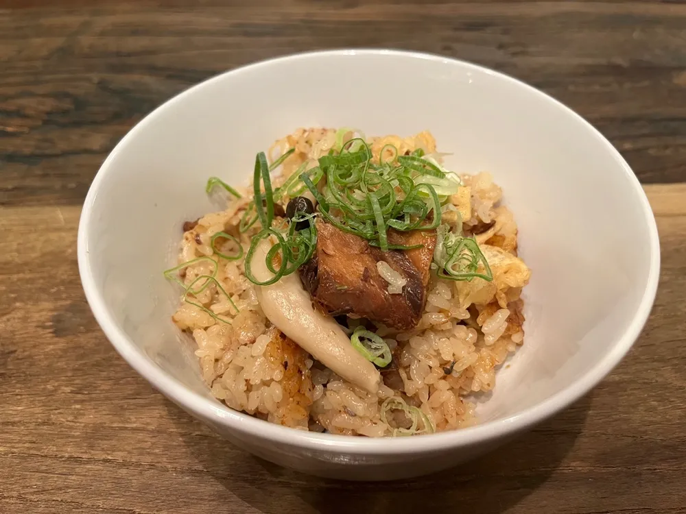 サバ味噌煮缶を使った炊き込みご飯を茶碗に盛った画像