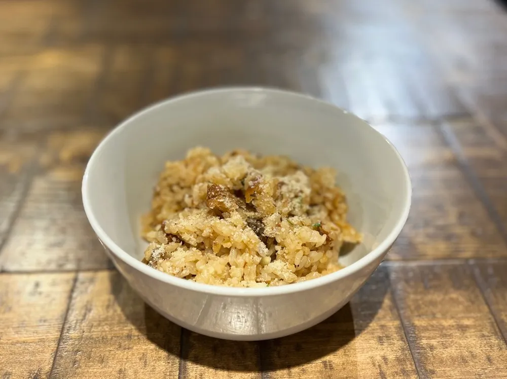 サバトマト缶を使った炊き込みご飯を茶碗に盛った画像