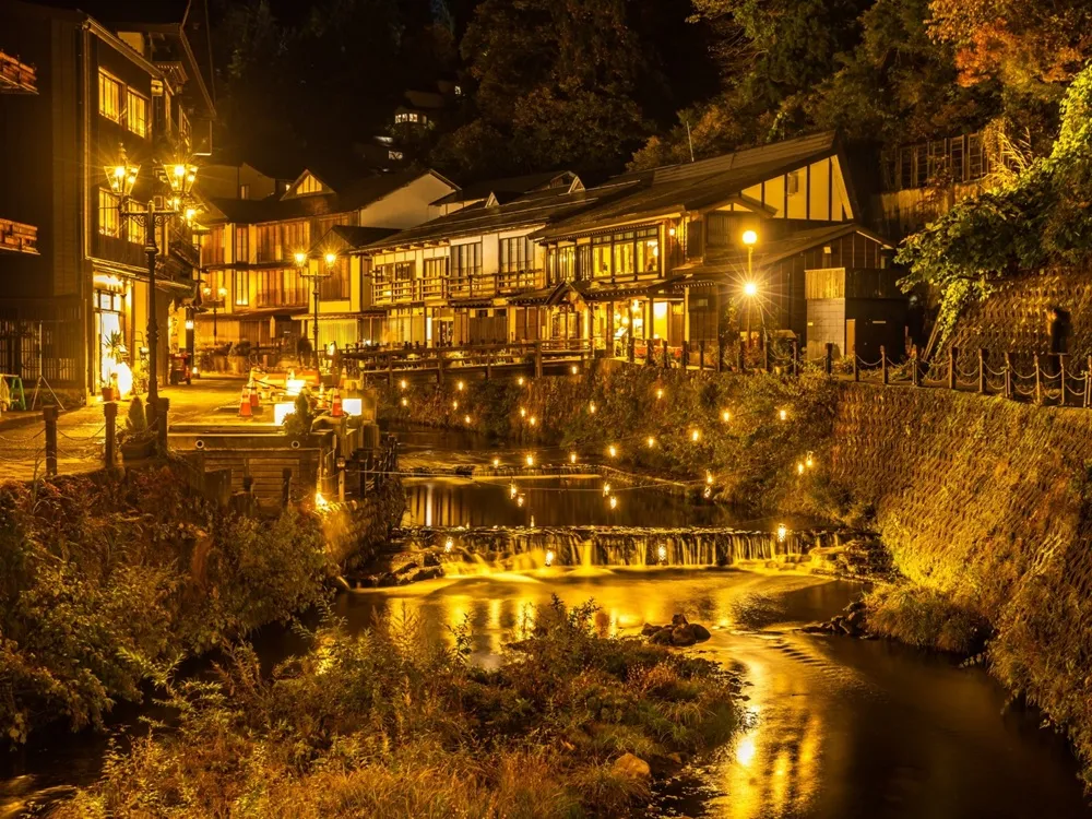 秋の銀山温泉のライトアップされた街並みの画像