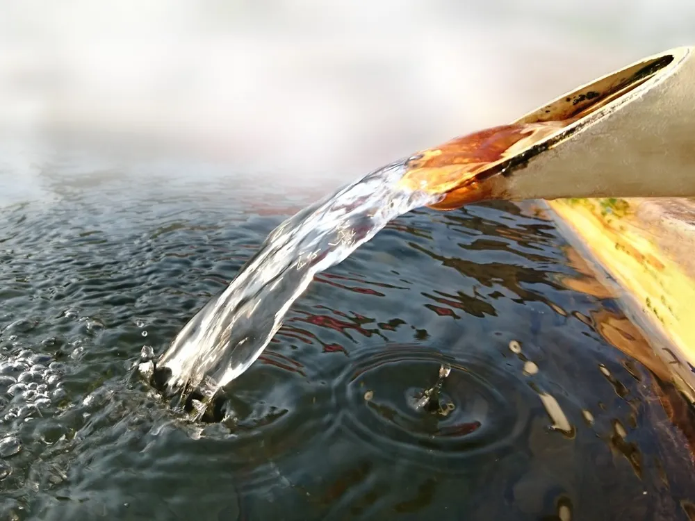 源泉が注がれる画像