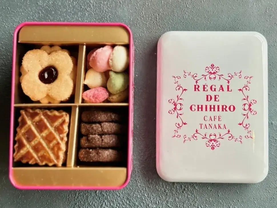 「日本橋三越本店限定クッキー缶「ビスキュイ・キャトル・アニヴェルセル」を開けた画像