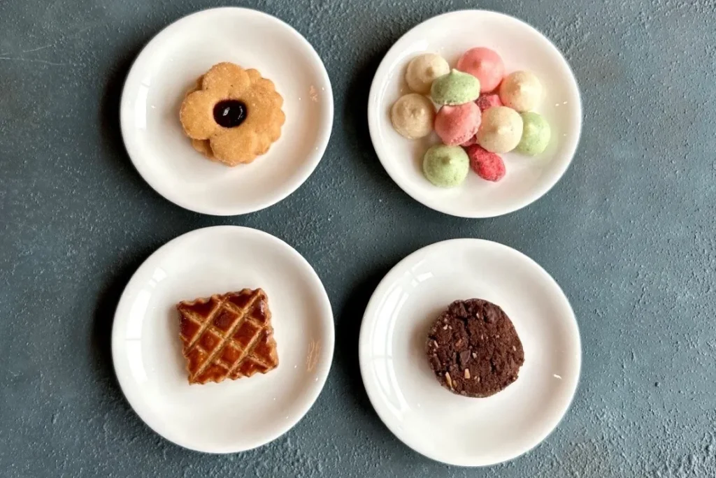 4種類のクッキーを白いお皿に1種類ずつのせた画像