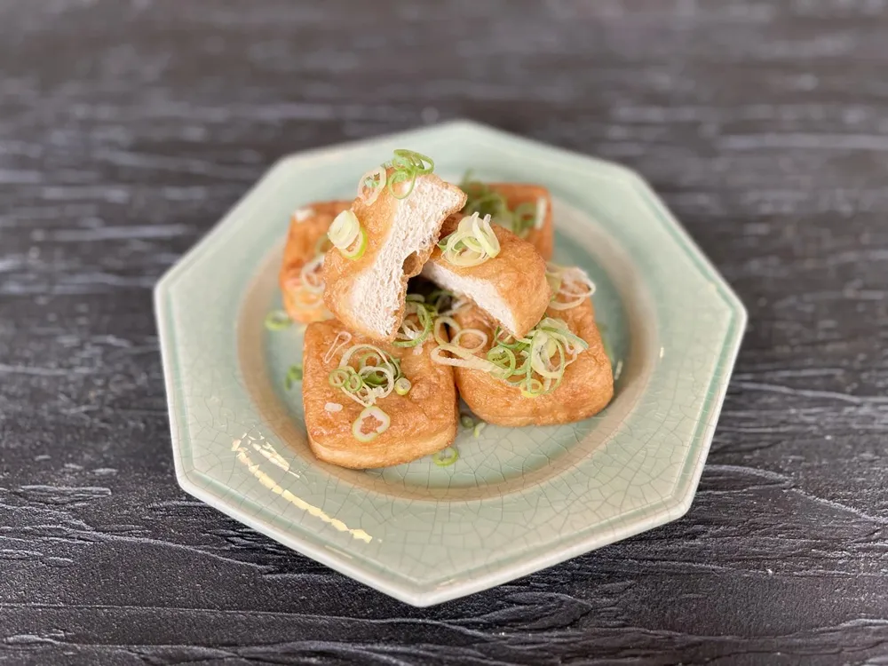 釜渕のあげの四角あげを焼いて断面が見えるように切った画像