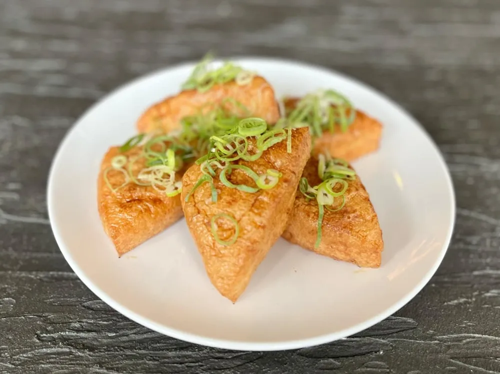 釜渕のあげの三角あげを焼いてネギを散らした画像