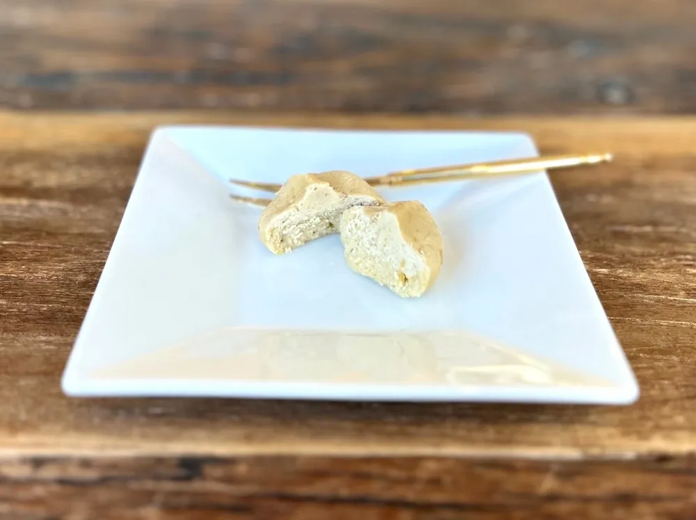 白いお皿に載せて半分に割った栗きんとんの画像