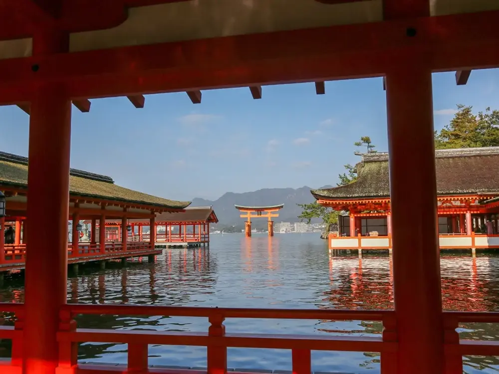 厳島神社の廻廊とそこから望む大鳥居の画像