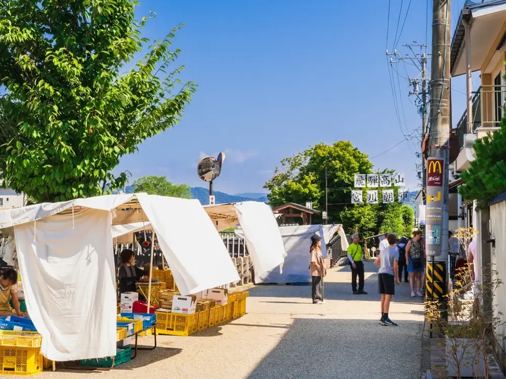 宮川朝市と訪れる人たちの画像
