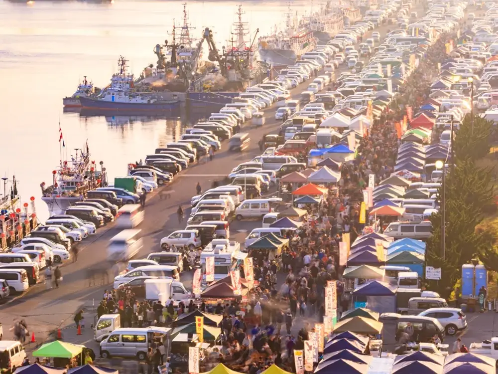 館鼻岸壁朝市の賑わいの画像