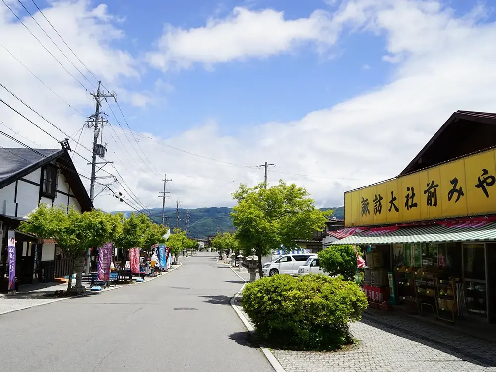 諏訪大社門前の道の画像