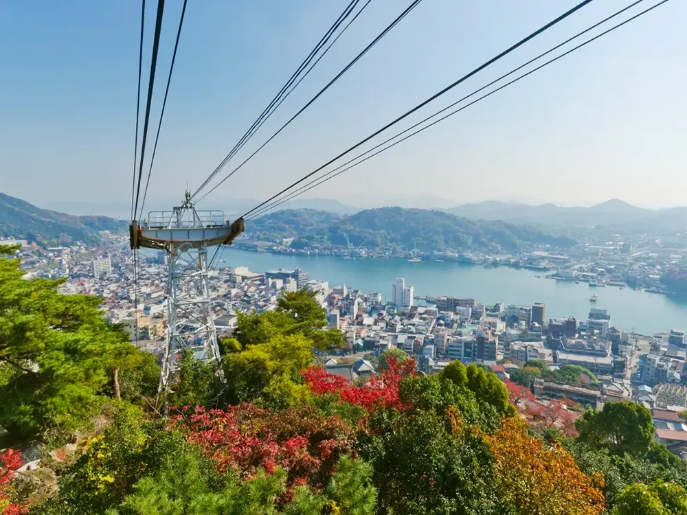 千光寺山ロープウェイと紅葉の尾道の画像