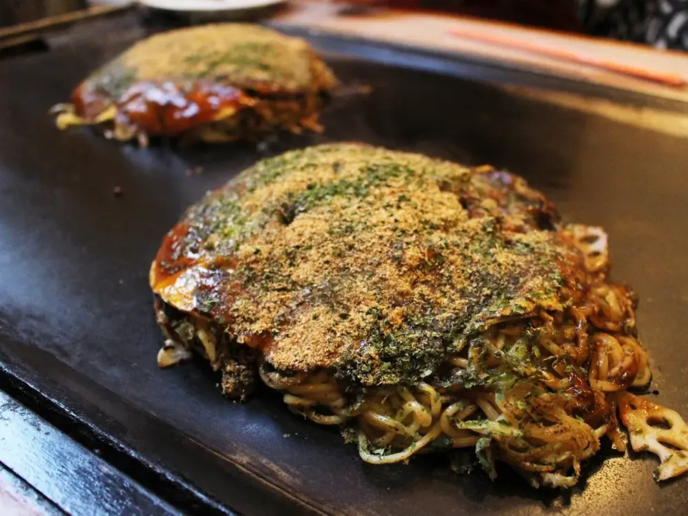 尾道焼きが鉄板の上で焼かれている画像