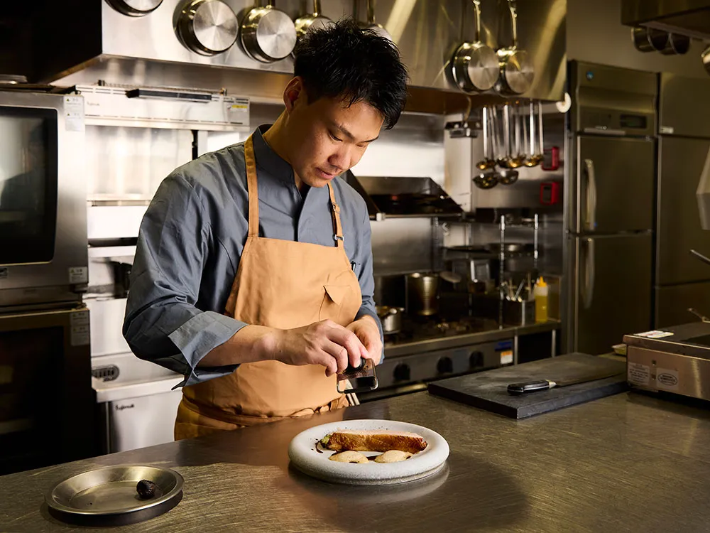 調理をする宗定和輝シェフ