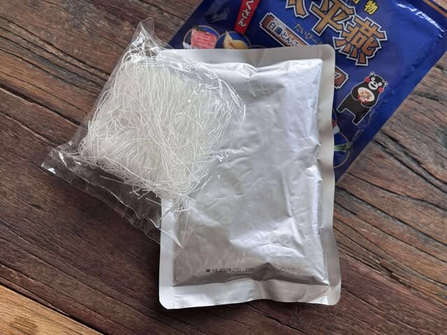 内容物の春雨とレトルトパウチの画像