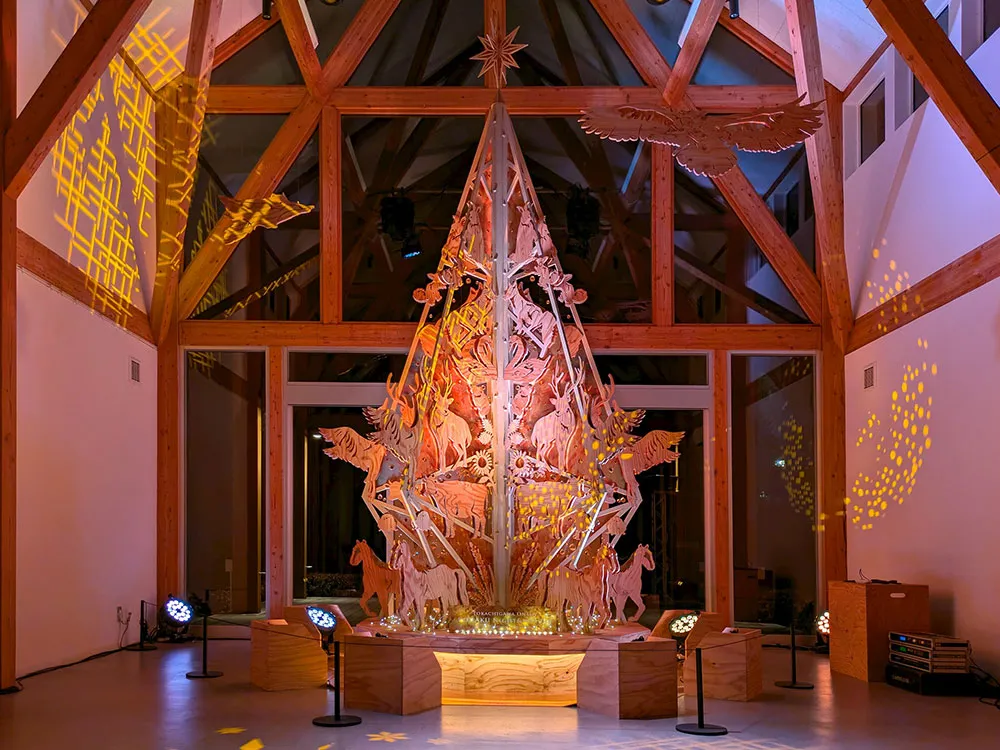 シンボルツリーが琥珀色に染まる画像