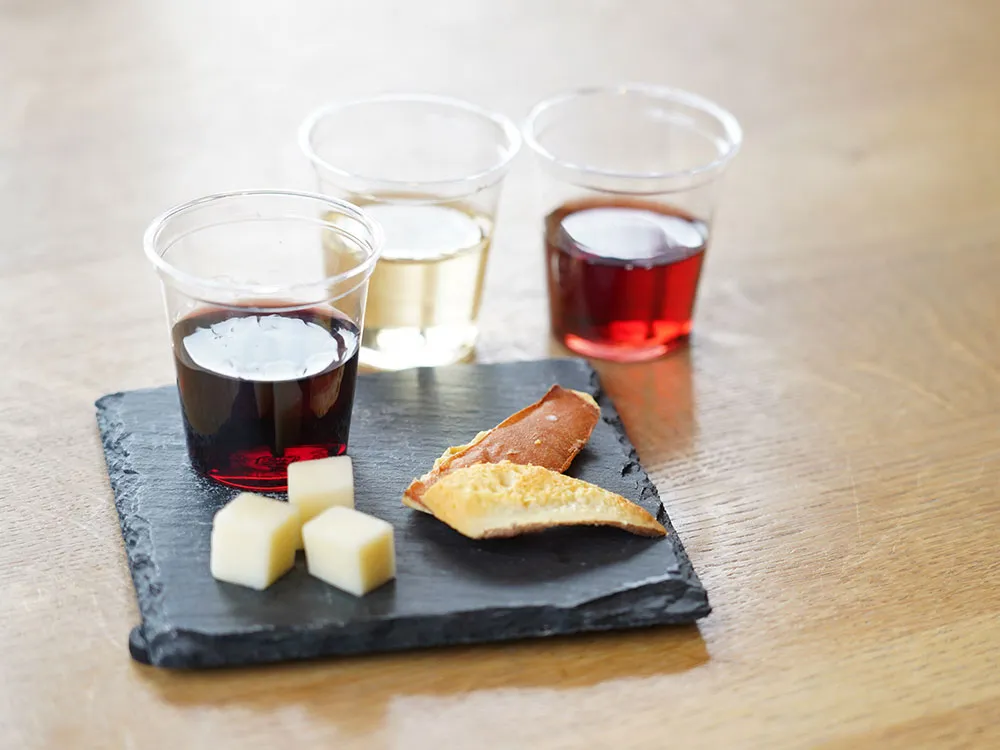 マルシェの試飲会で出されるチーズやワインの画像