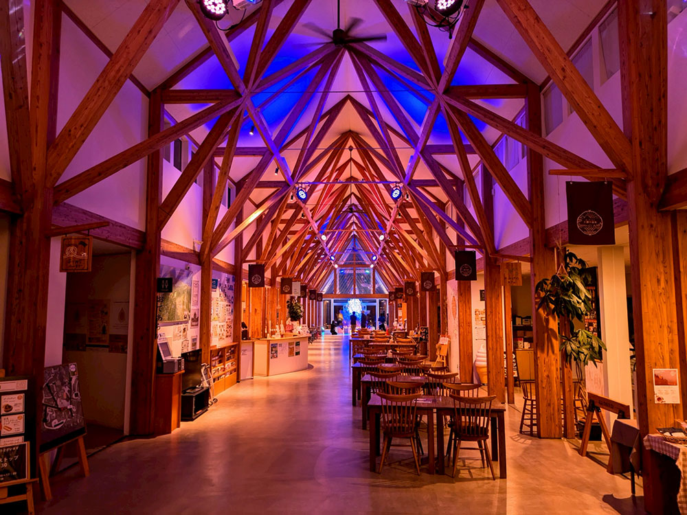 夜の「道の駅ガーデンスパ十勝川温泉」内部の画像