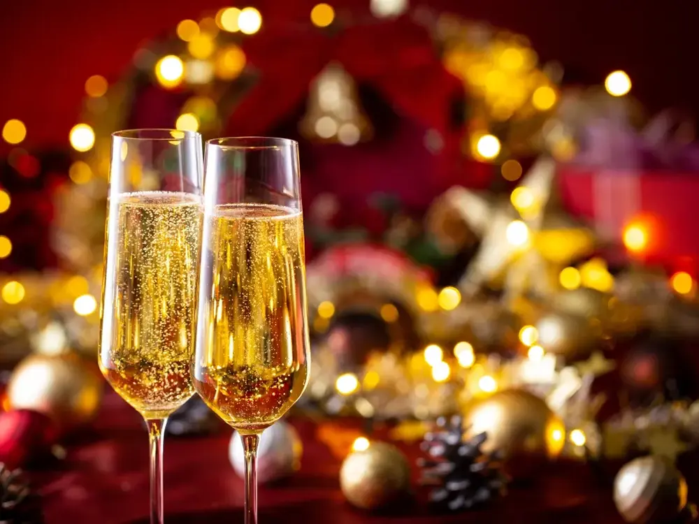 シャンパンで乾杯するクリスマスのイメージ画像