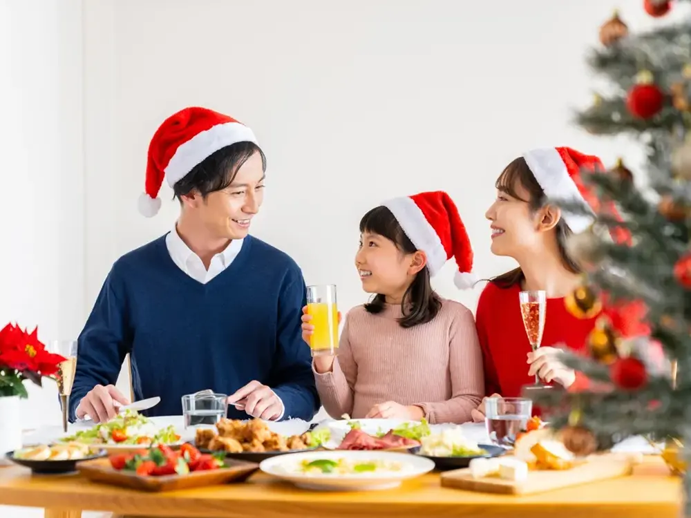 家族で楽しむクリスマスディナーの画像