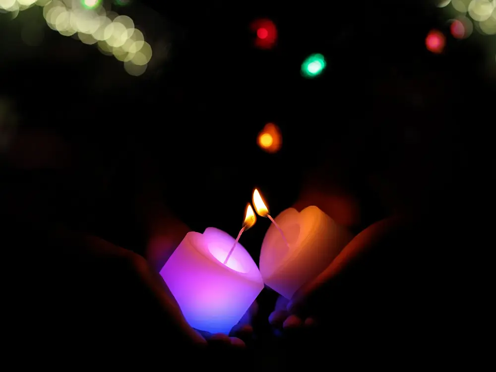 ハートのキャンドルを寄せ合う画像