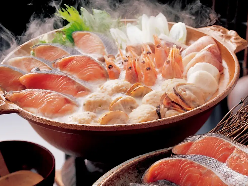 北海道の石狩鍋が煮えて湯気が立っている画像