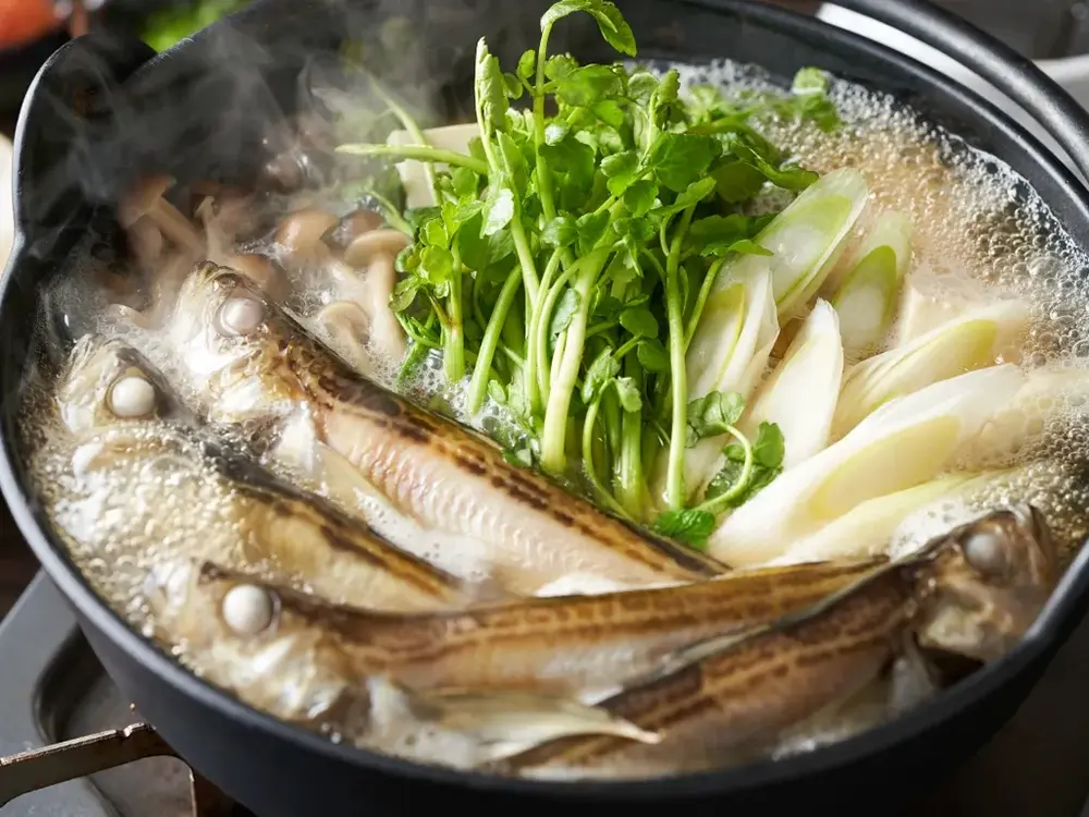 秋田しょっつる鍋がぐるぐる煮えている画像