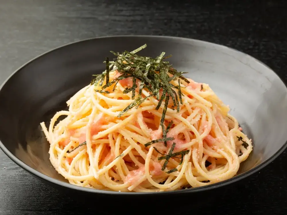お皿に盛り付けられた明太子パスタの画像