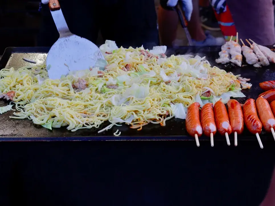 焼きそばを作る屋台の画像