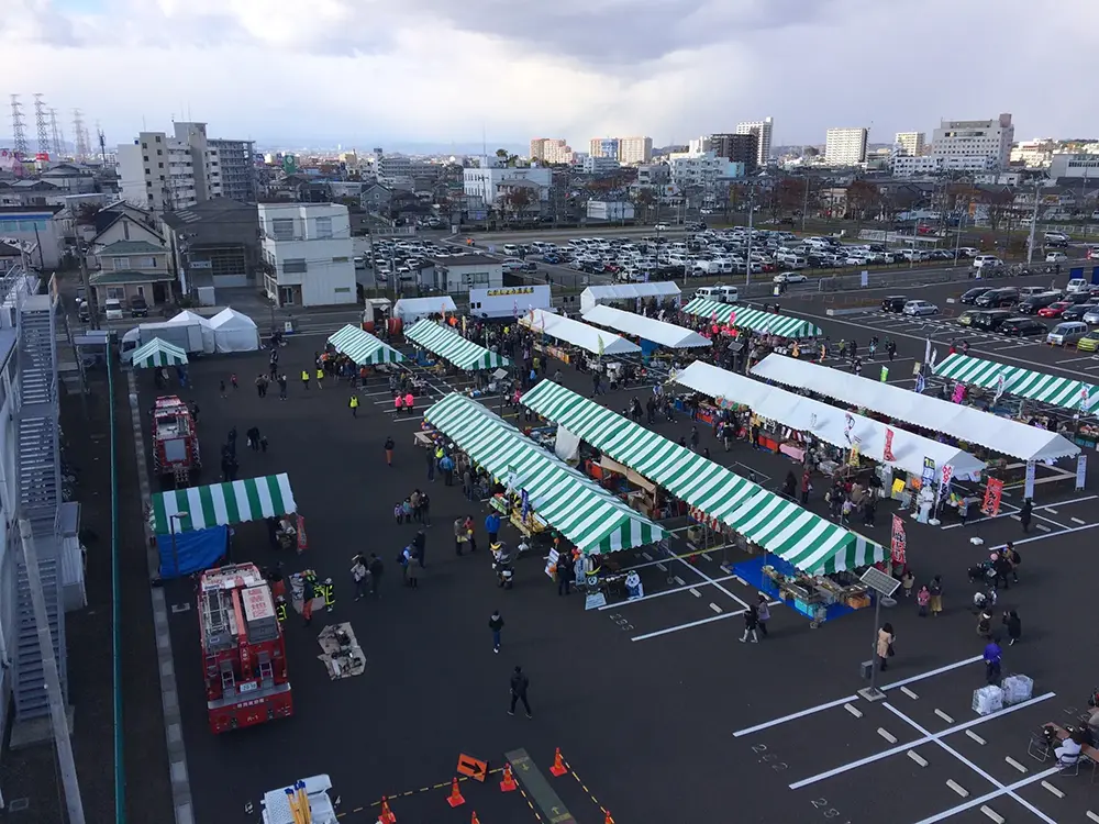 たくさんのテントが張られたお祭り会場の画像
