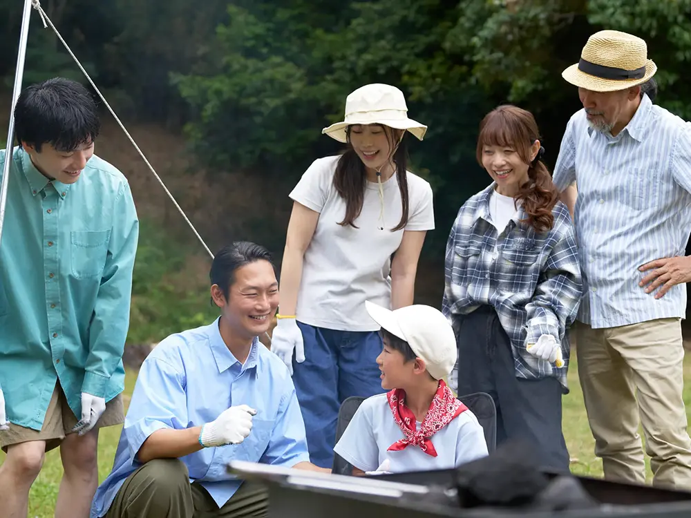 若者と高齢の人の交流の画像