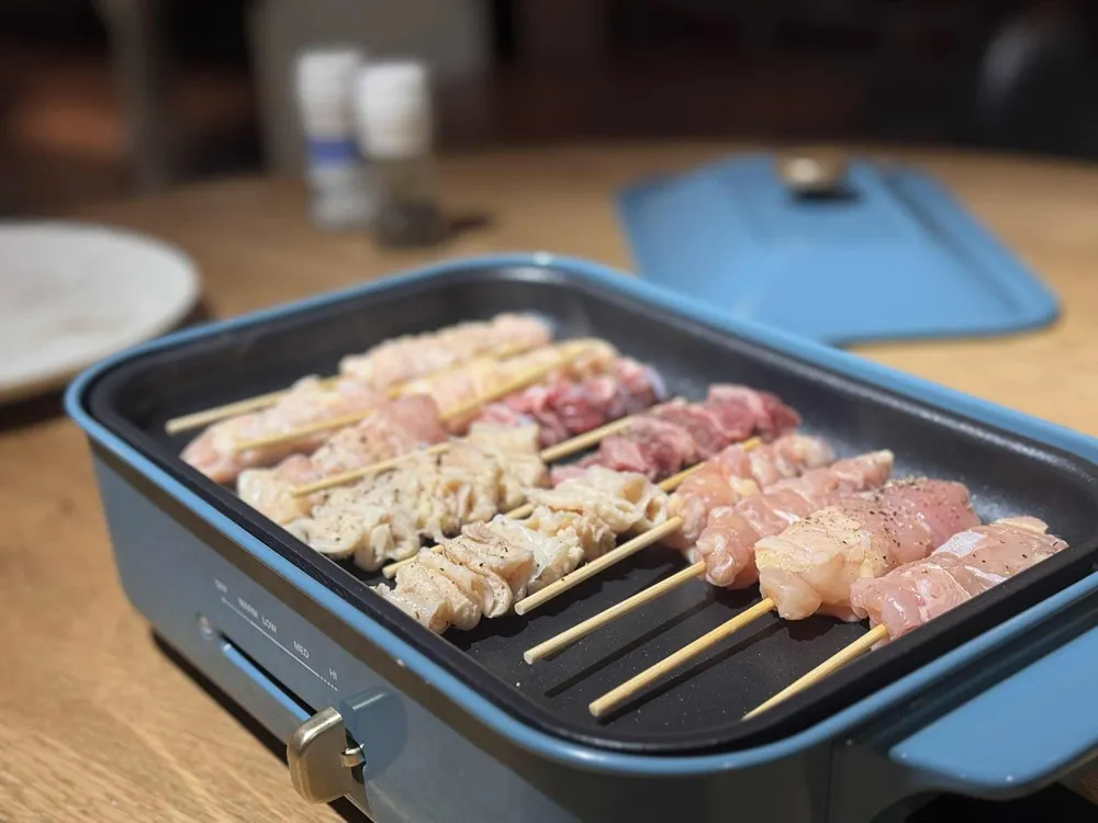 ホットプレートで焼いている焼き鳥の画像