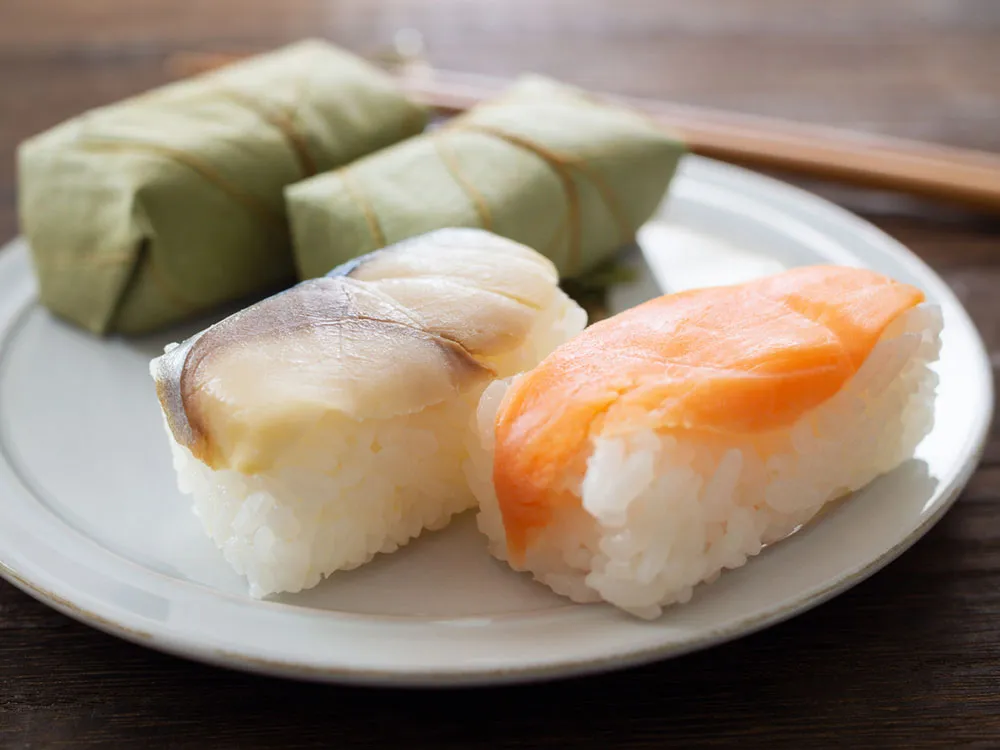 柿の葉寿司が皿に載っている画像