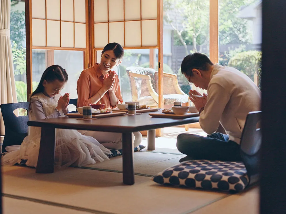 家族で朝食の食卓を囲む画像