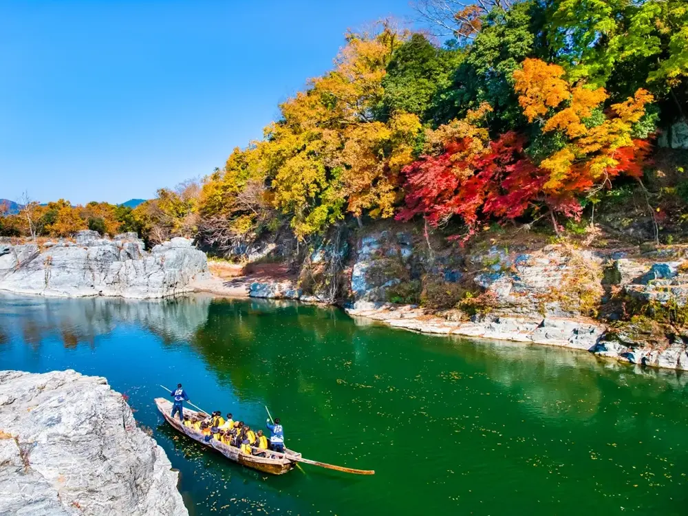 紅葉の中長瀞のライン下りをする画像
