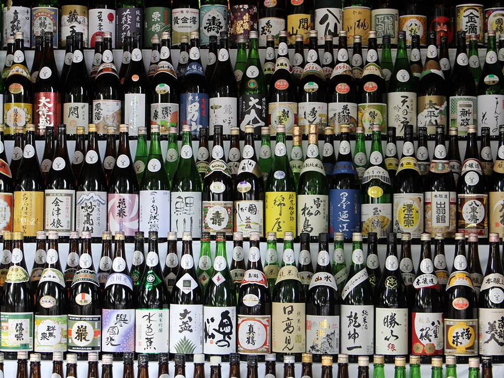 たくさんの日本酒の瓶が並ぶ画像