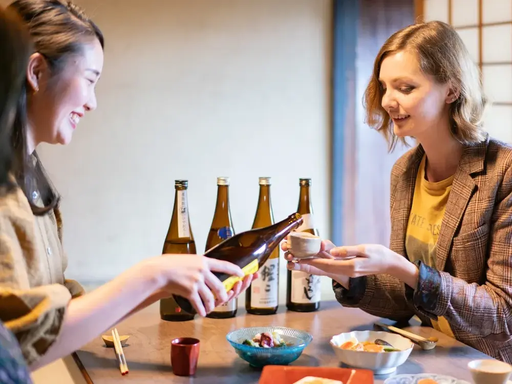 外国人が日本酒を楽しんでいる画像