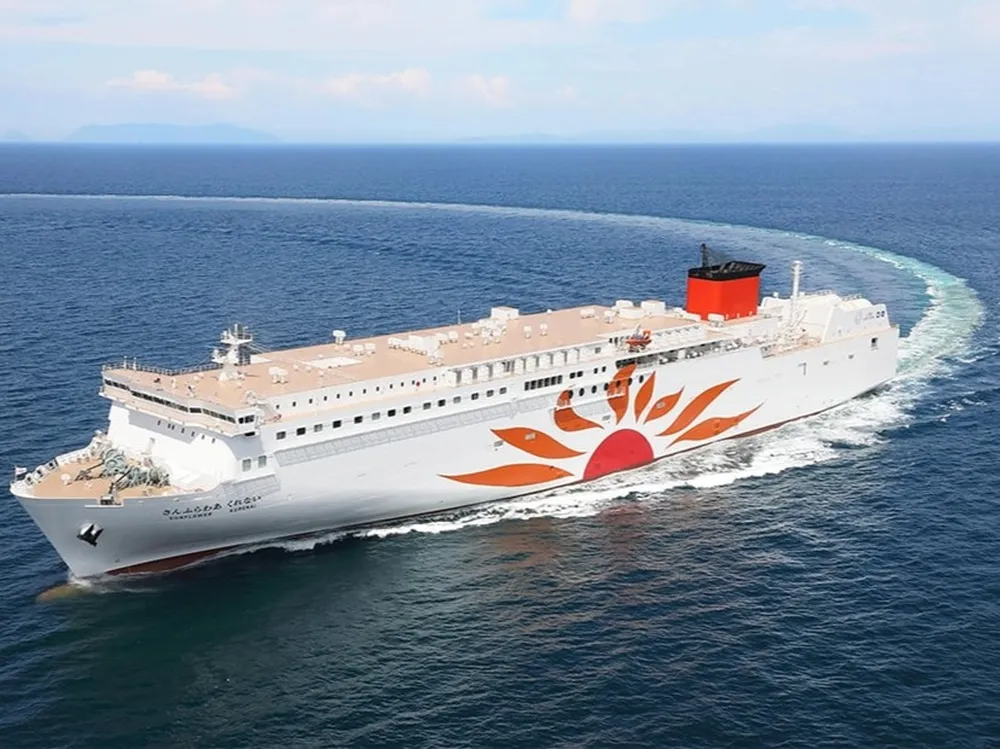 海の上を航行するさんふらわあの全景画像