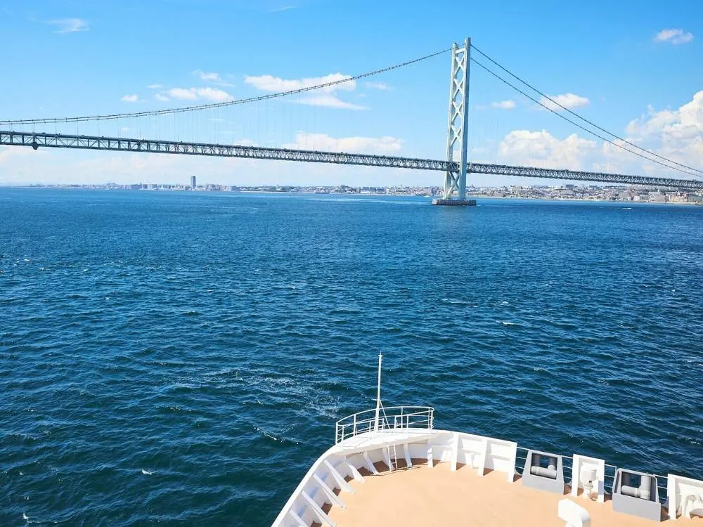 デッキから見た昼の明石海峡大橋の画像