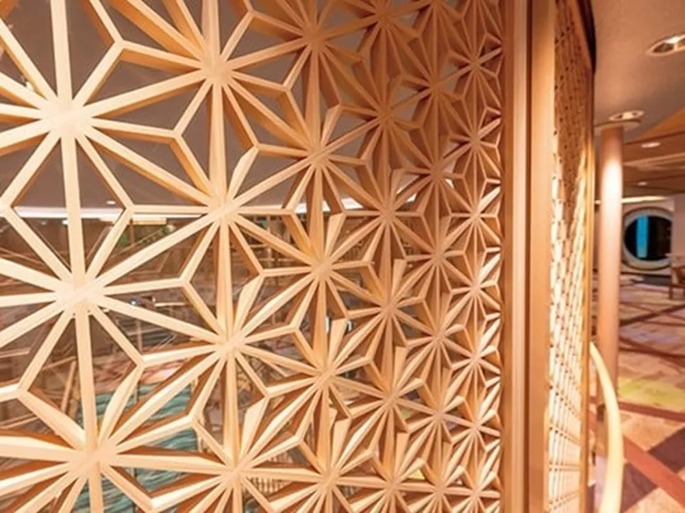 階段の欄干に施された別府竹細工の画像