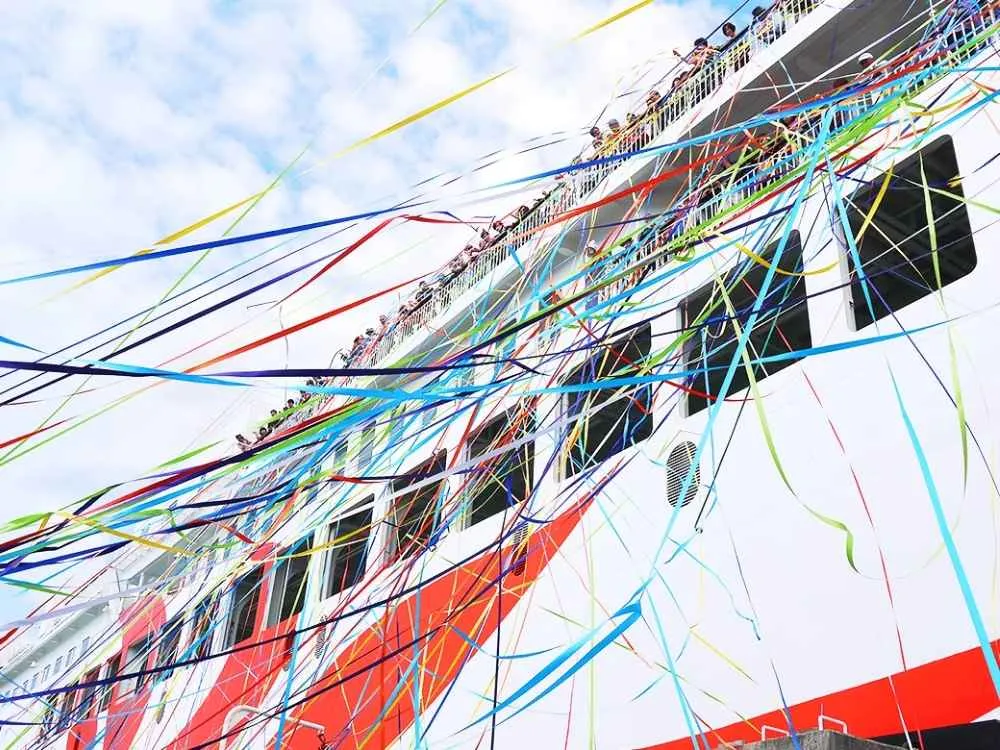 出航時にテープが舞う様子の画像