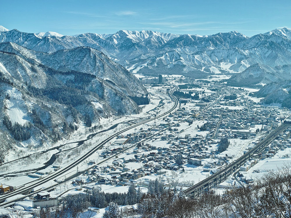 雪の越後湯沢の遠景画像