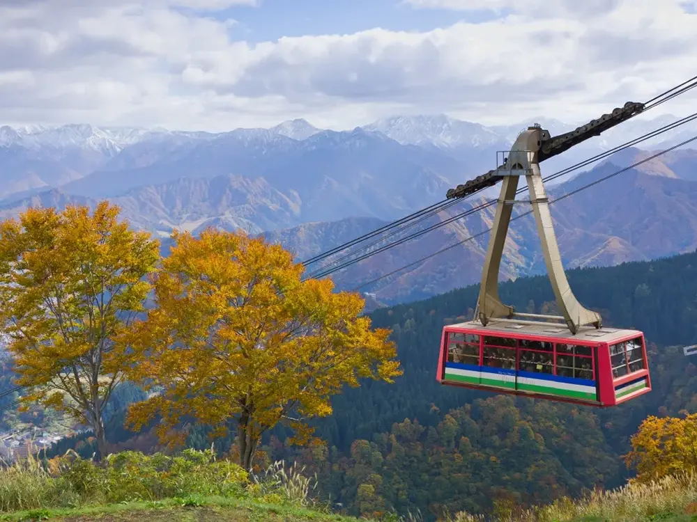 秋の越後湯沢ロープウェイと紅葉の風景画像