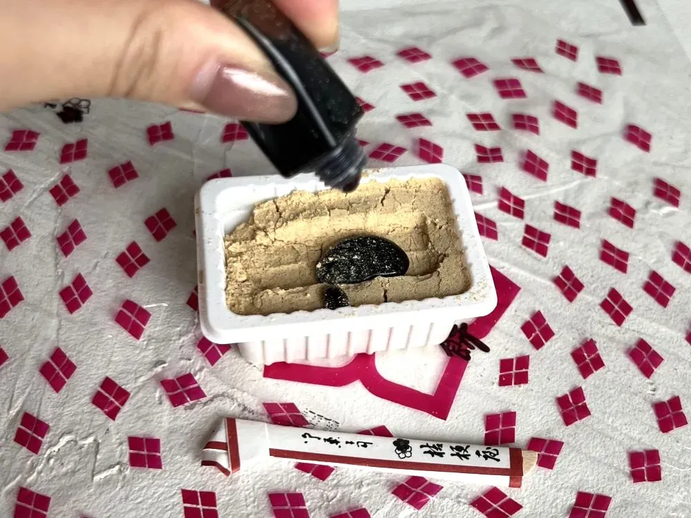 桔梗信玄餅に黒蜜をかける画像