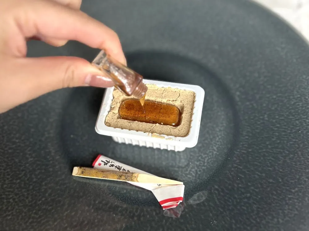 プレミアム桔梗信玄餅「吟造り」に蜜をかける画像